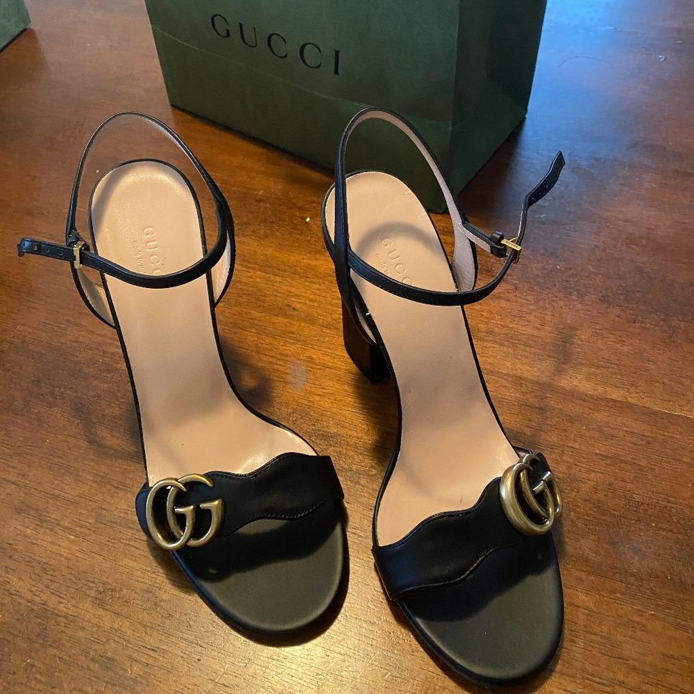 Black leather Gucci shoes